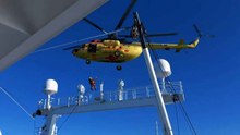 Mi-8ヘリコプター、ベーリング海の漁船から船員を救助