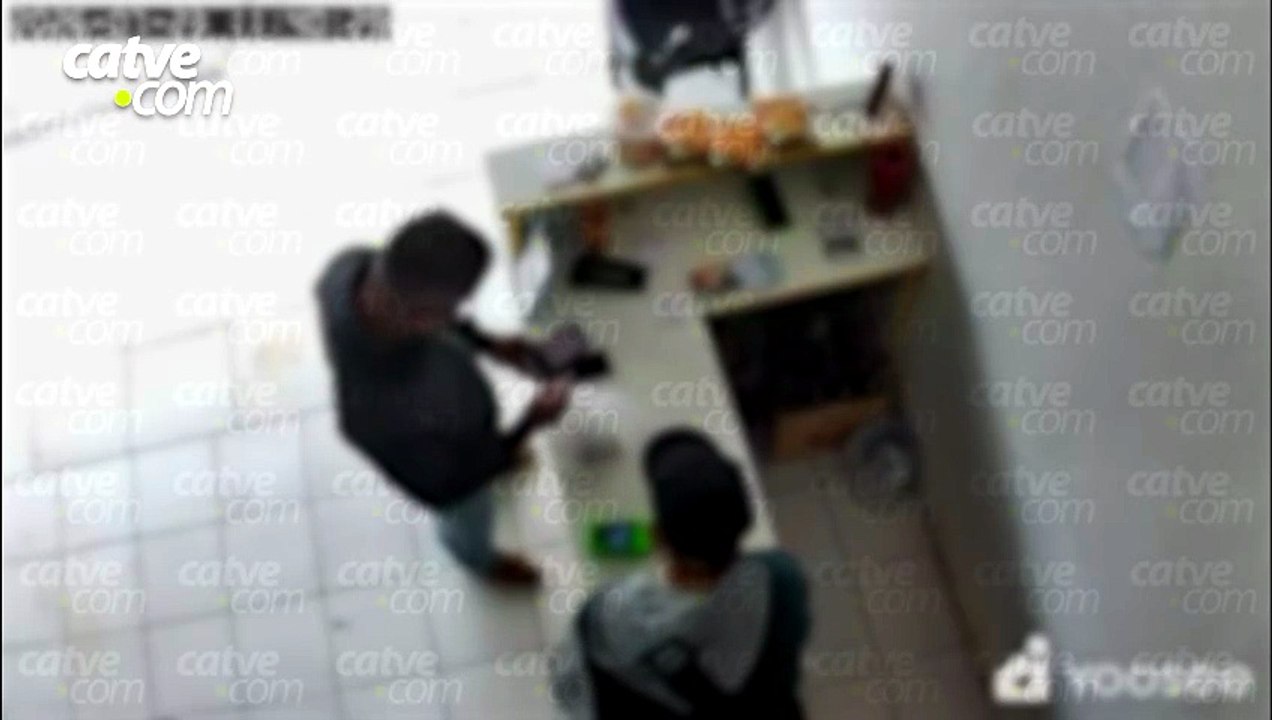 Vídeo mostra momento em que suspeito leva celular de marmitaria