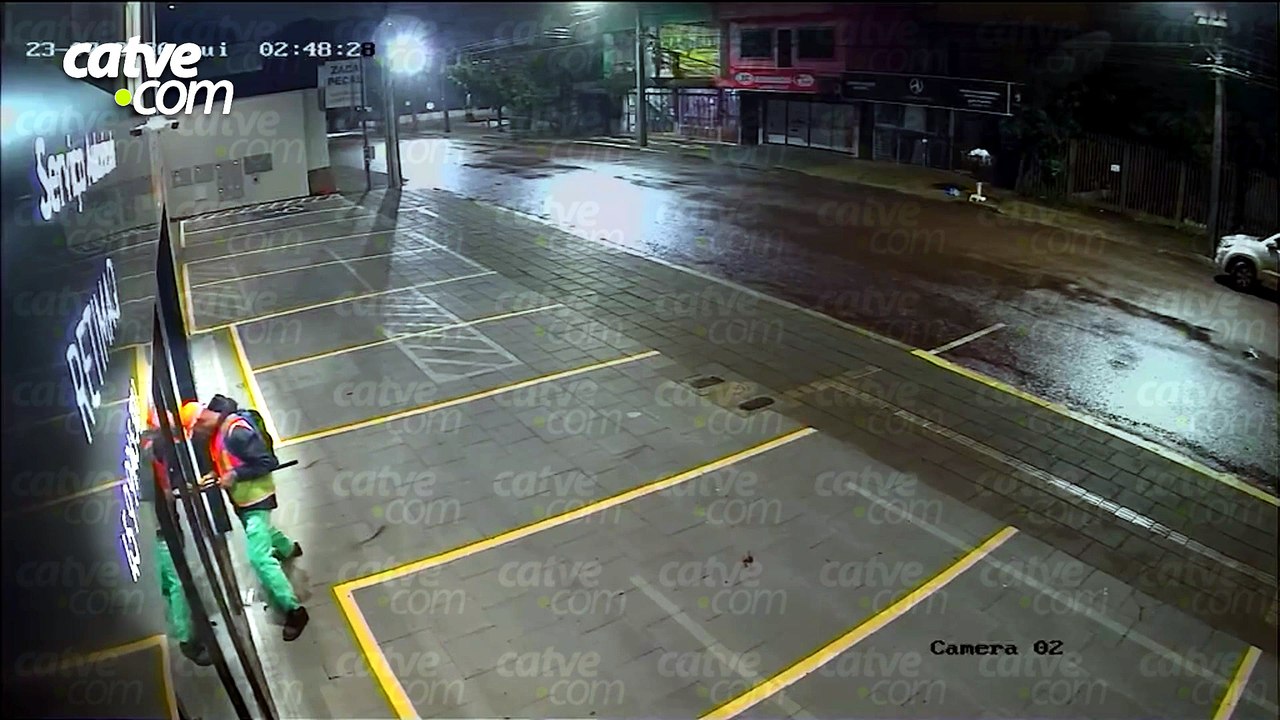 Vídeo mostra momento em que ladrão invade assistência técnica em Cascavel