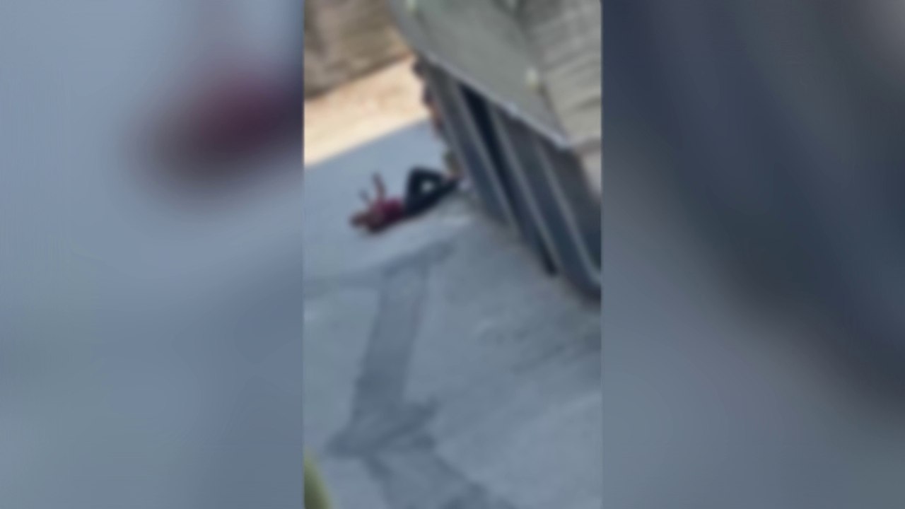 Fakir, il video dei residenti prima e dopo l’arrivo dei poliziotti: un uomo in moto lo guarda mentre è a terra, poi il dialogo tra lui e gli agenti