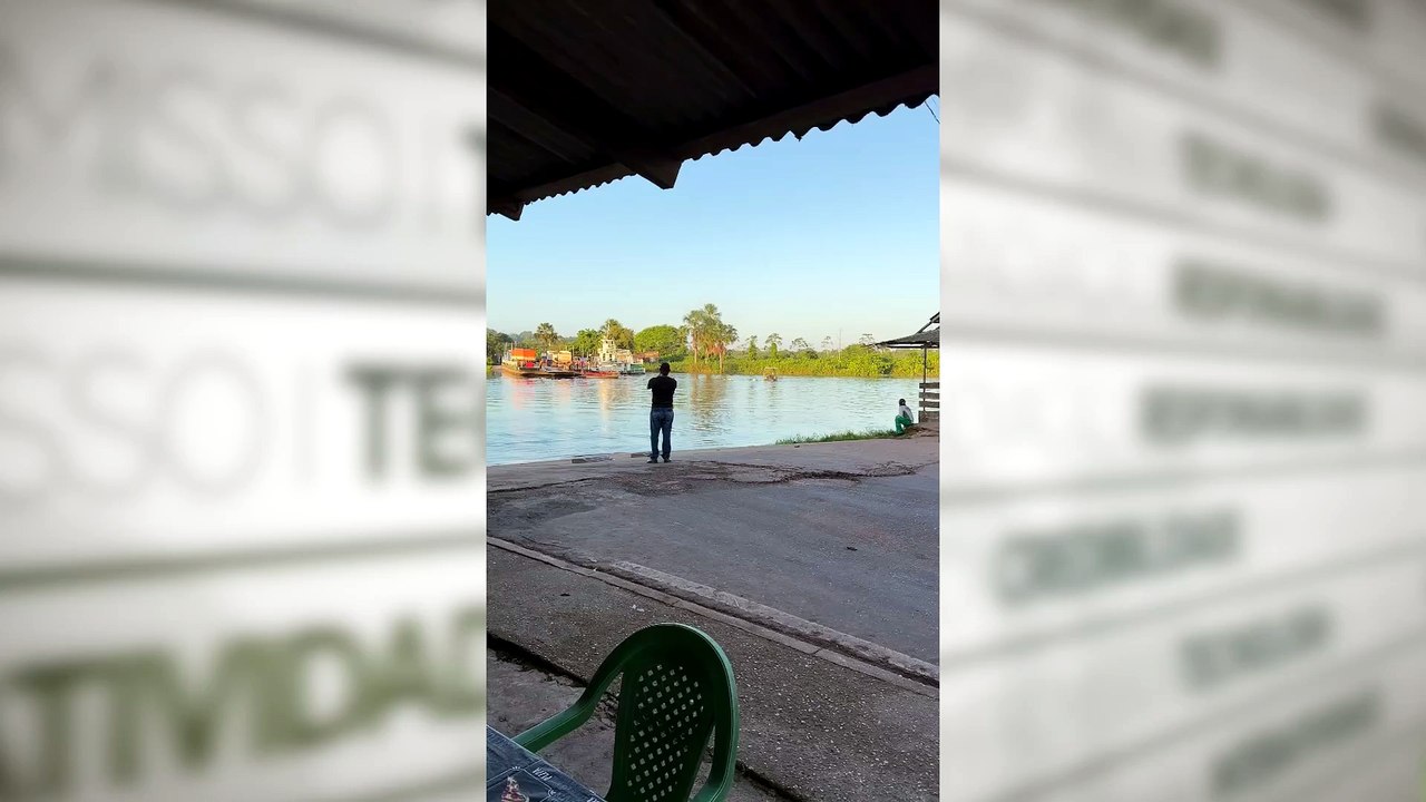 Carro cai de balsa no Acará