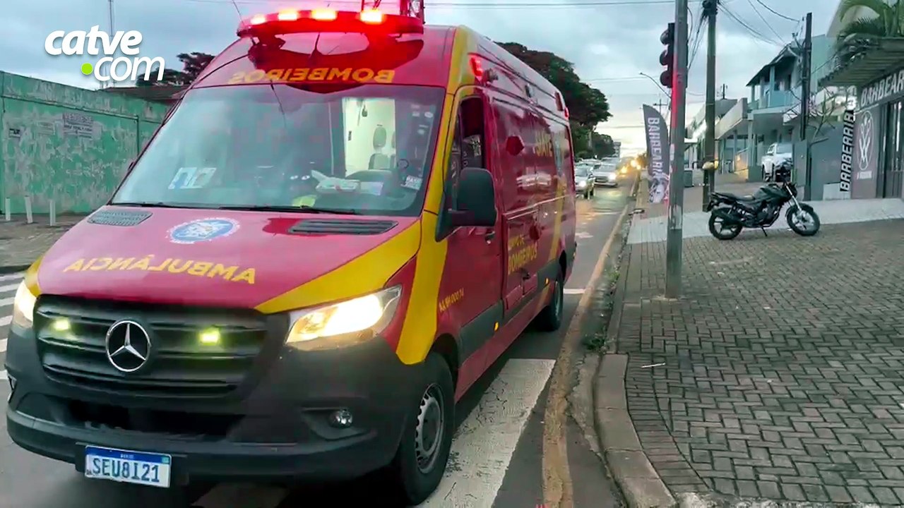 Abertura de porta provoca acidente com motociclista na Jacarezinho