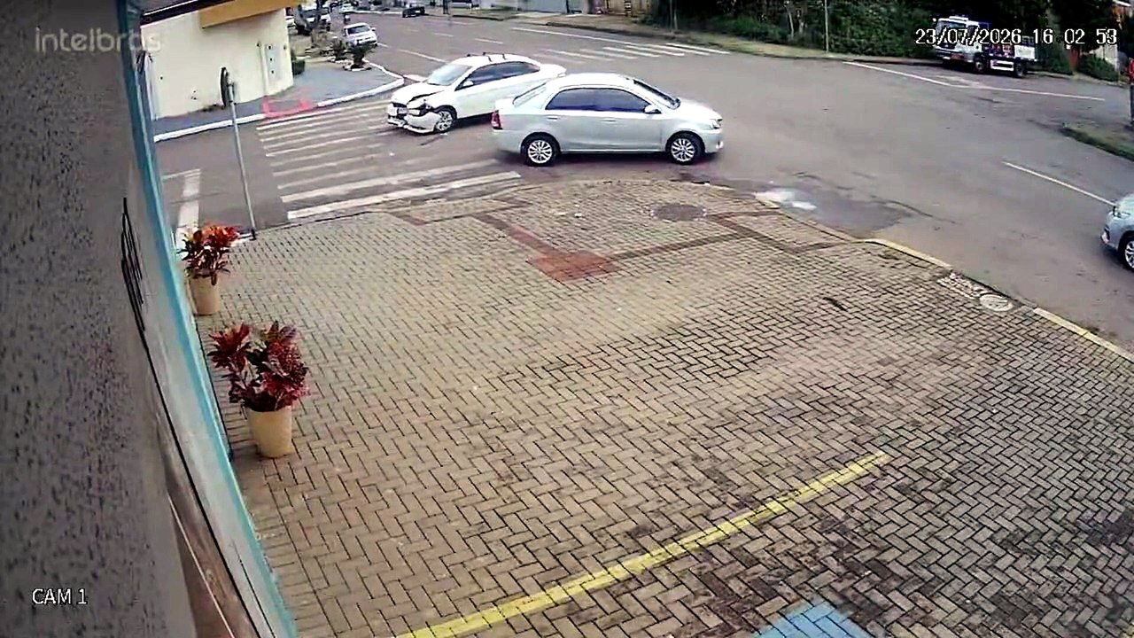 TRÊS ÂNGULOS: Veja a pancada entre Siena e Honda Fit em cruzamento do Parque São Paulo