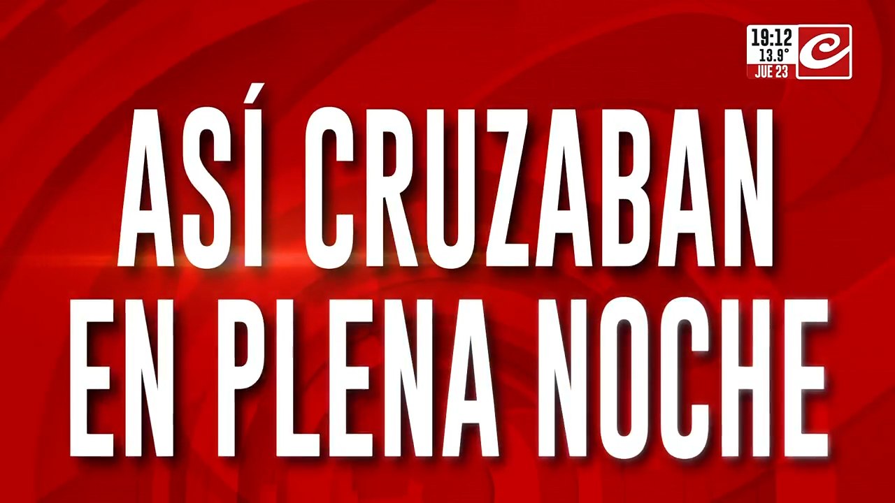 Así cruzaban en plena noche Edgardo y su compñaero