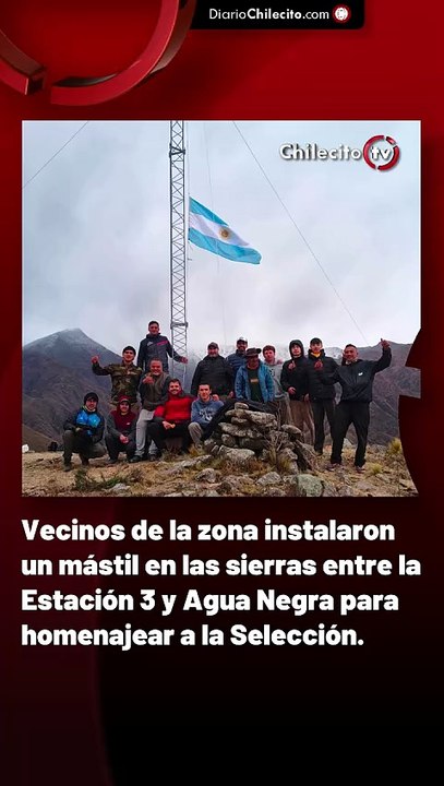 Vecinos de la zona instalaron un mástil en las sierras entre la Estación 3 y Agua Negra para homenajear a la Selección.