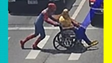 Spider-Man captado en Arkansas ayudando a una persona en silla de ruedas
