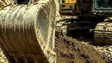 ⛏️ One Scoop Changed Everything! Watch an Excavator Reveal Hidden Gold  #GoldTreasure #Excavator #HeavyMachinery #TreasureDiscovery
