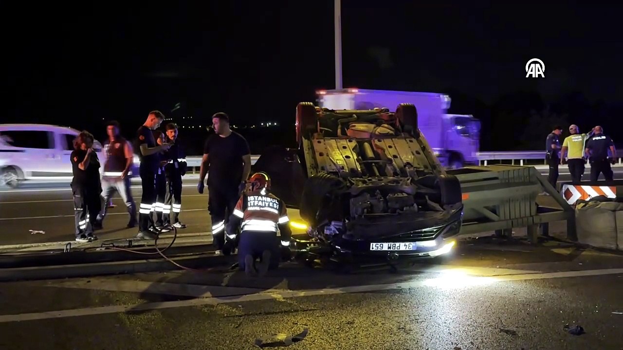 İstanbul'da minibüs ve bariyerlere çarpan otomobildeki sürücü öldü, 2 kişi yaralandı