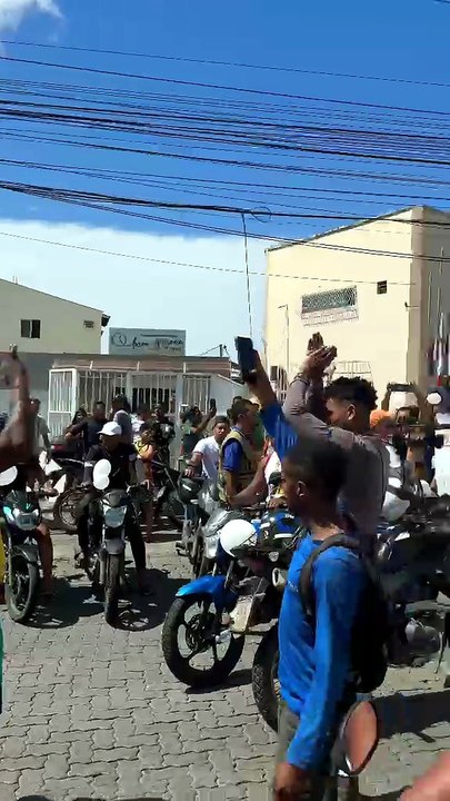 REVOLTA! Moradores de São Cristóvão protestam após morte de trabalhador durante ação policial em Salvador