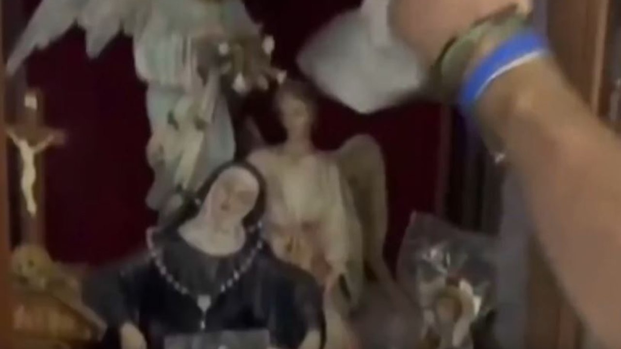 Milano, 29enne nascondeva la cocaina in casa in un altarino dietro le statuette religiose: arrestato