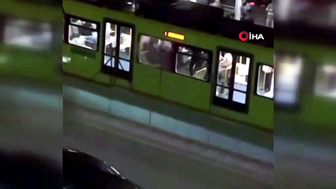 Bursa\'da metro istasyonunda tekmeli yumruklu kavga!