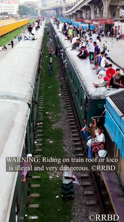 Crossing each other!🚆👨‍👨‍👦‍👦🚆