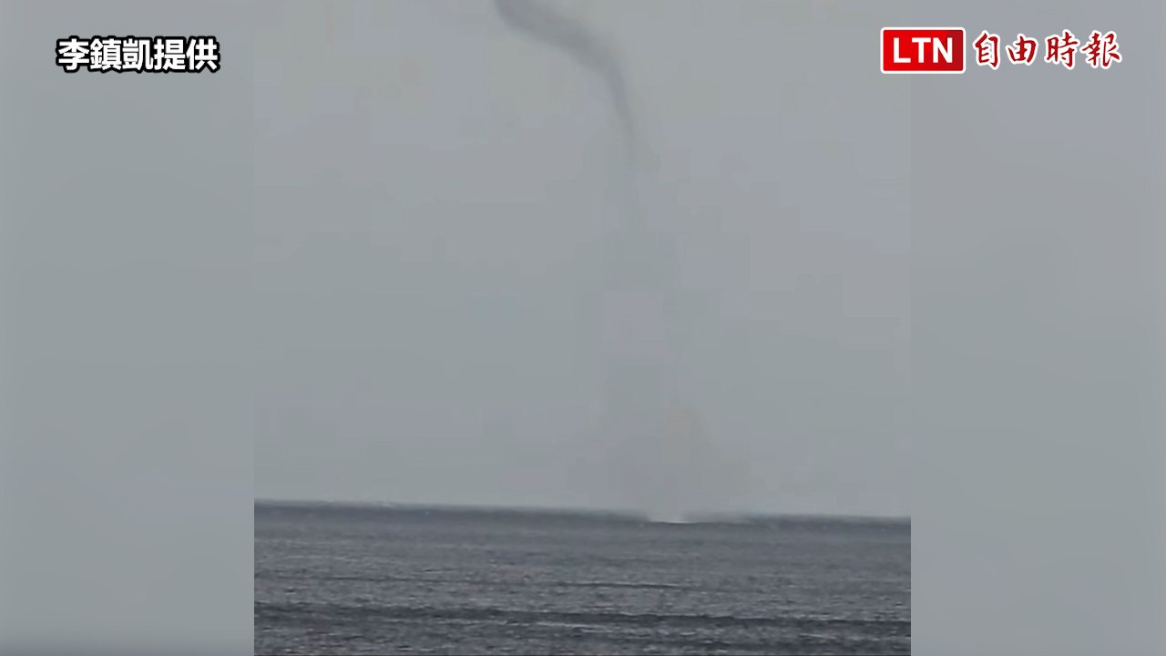 紅霞接近 蘭嶼海面出現水龍捲