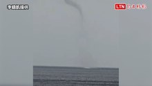 紅霞接近 蘭嶼海面出現水龍捲