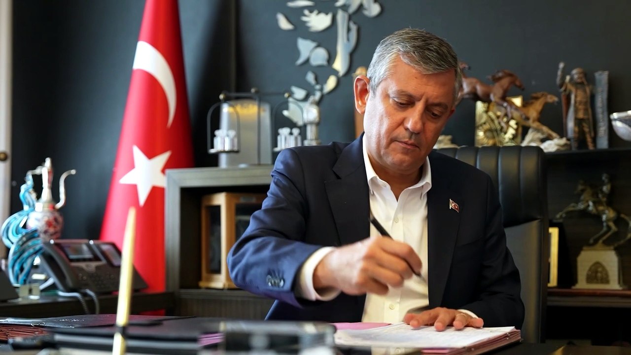 Özgür Özel ve 91 milletvekili CHP’den istifa etti!