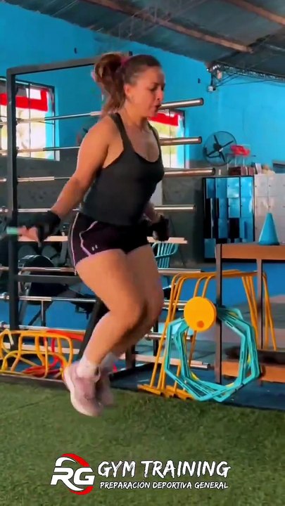 hard worout by lady in gym