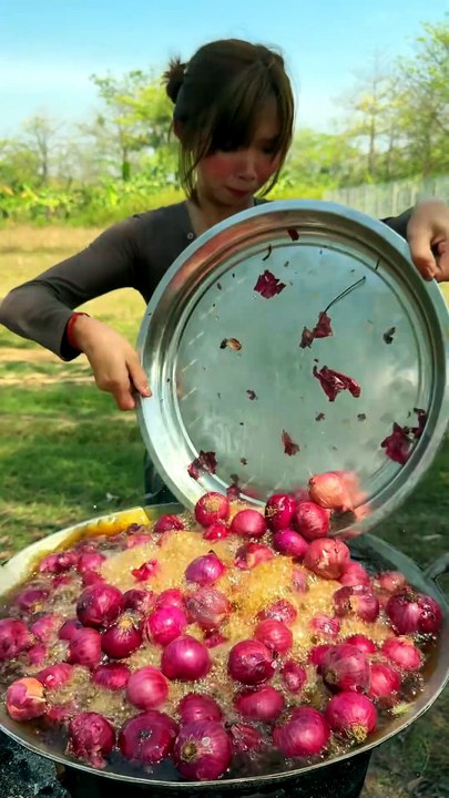Cooking yummy deep fried red onion recipe