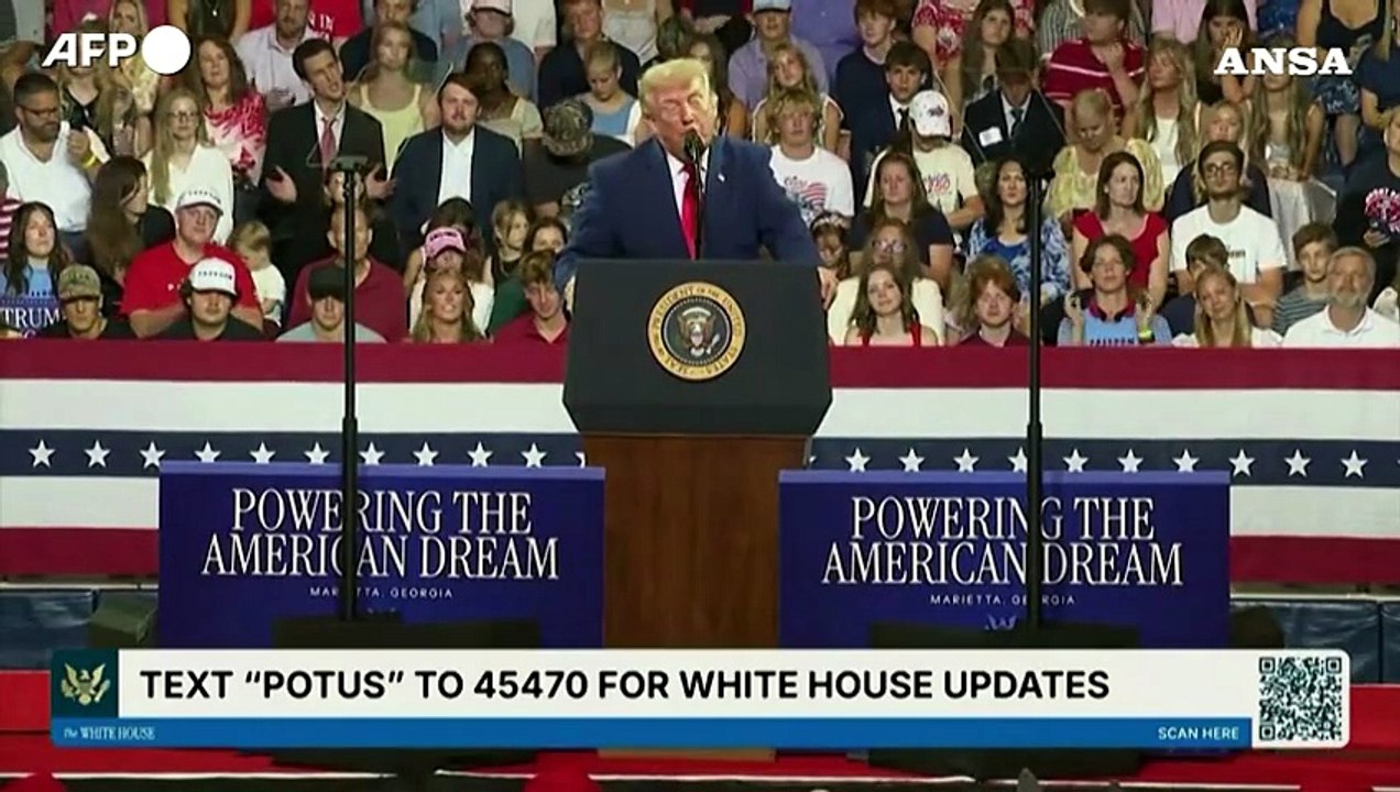 Al comizio di Trump in Georgia un uomo lo imita alle sue spalle: il video diventa virale
