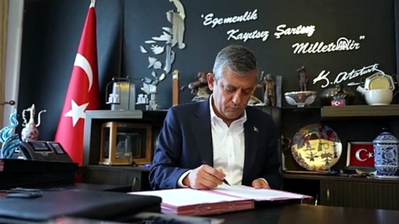 Yeni Partinin kuruluş evraklarını imzalayan Özgür Özel, CHP'den istifa etti