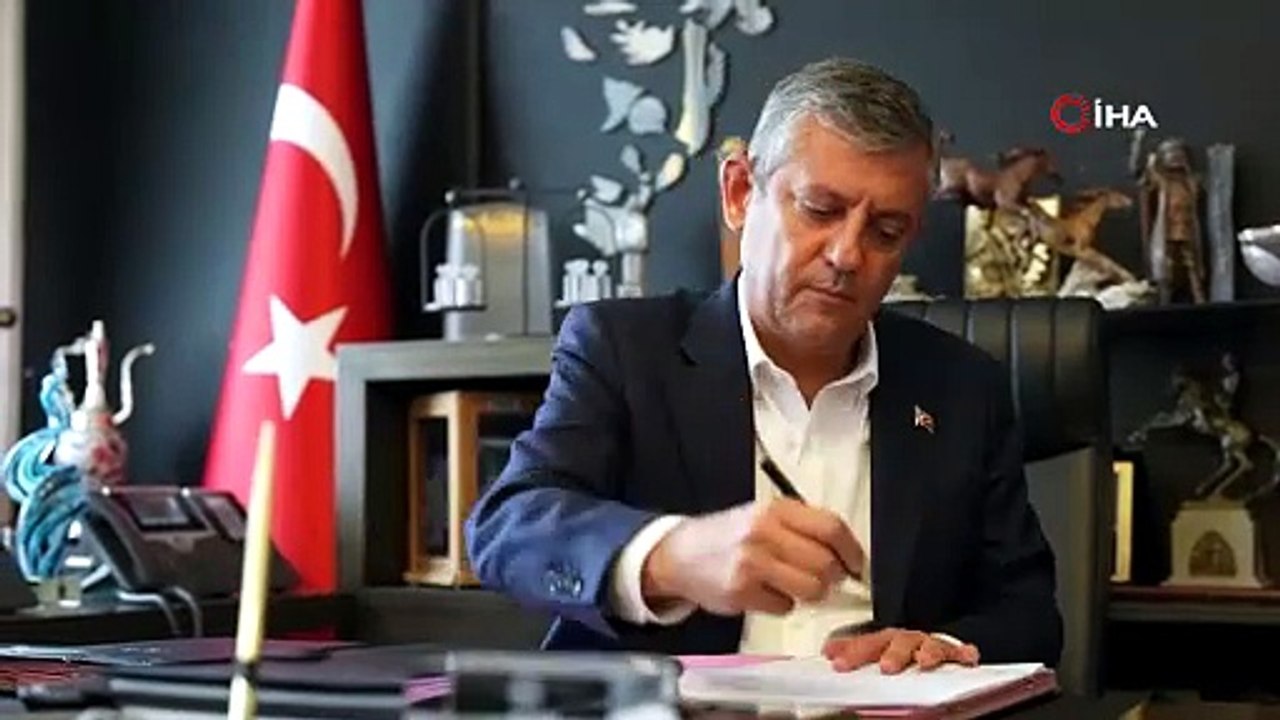ÖZGÜR ÖZEL VE 90 MİLLETVEKİLİ CHP'DEN İSTİFA ETTİ