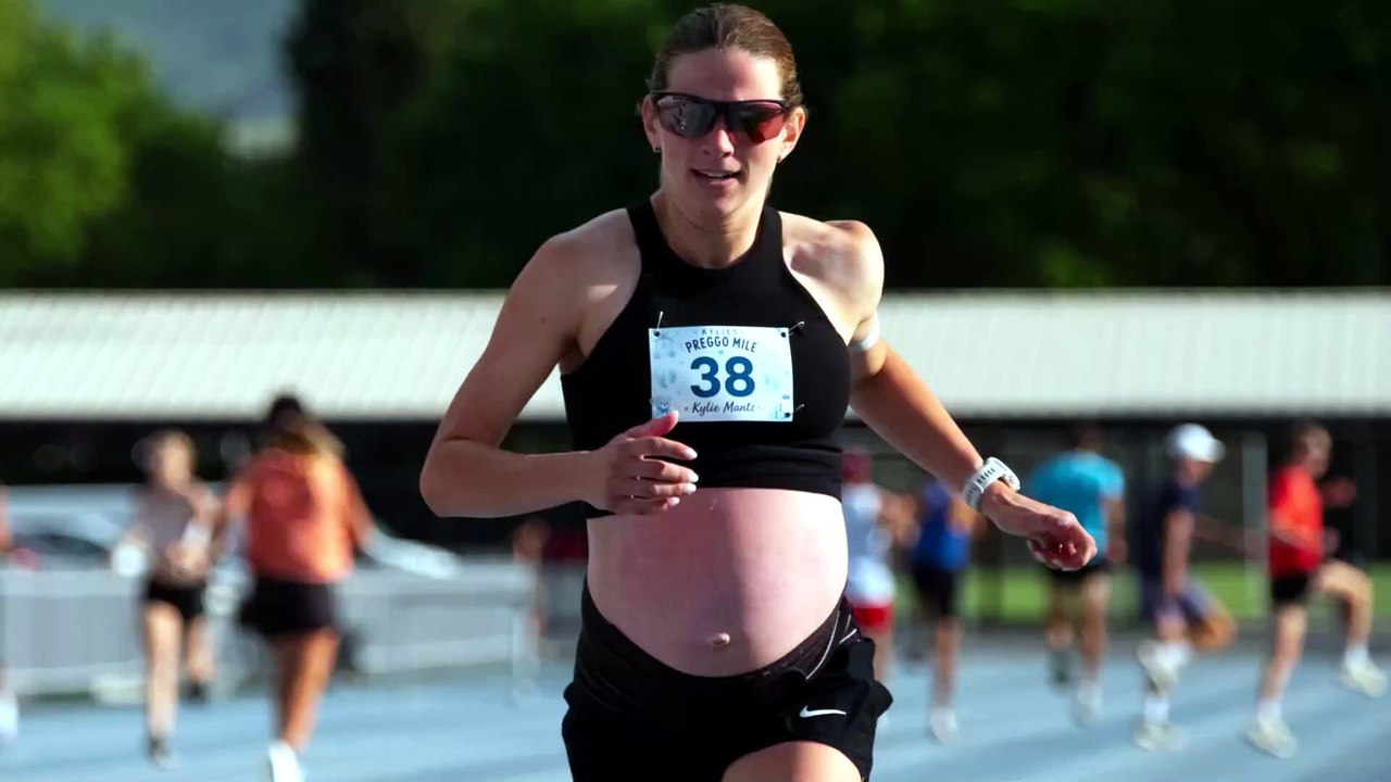 A un passo dal parto corre il miglio: chi è l'atleta americana Kylie Mantz