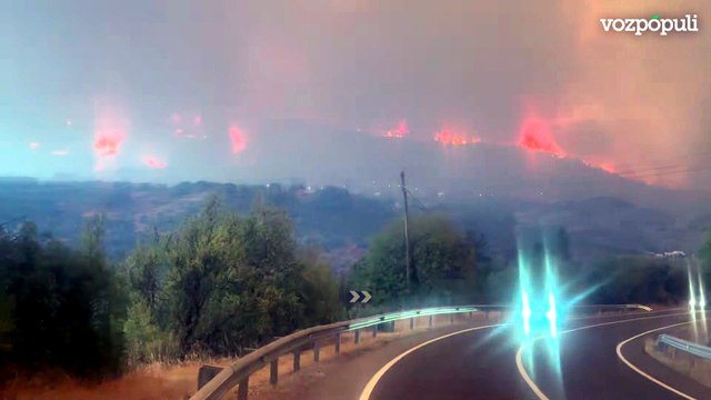 La DESOLACIÓN de un vecino que graba cómo el FUEGO se acerca a su pueblo