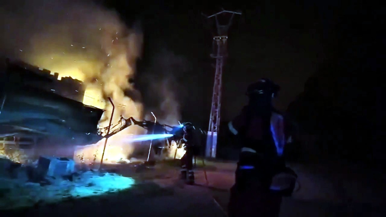 Trabajos de la UME durante la noche en Pelayos de la Presa (Madrid)