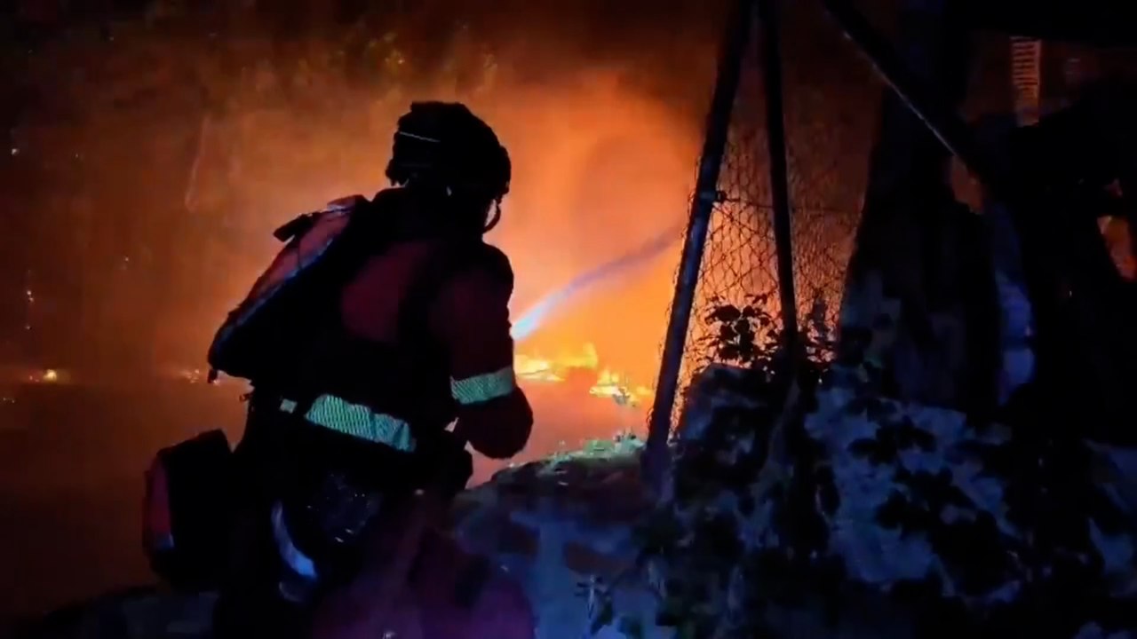 La UME trabaja sin descanso en el incendio de Pelayos de la Presa (Madrid)