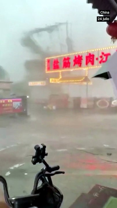 Un tifón de gran intensidad arrasa el interior de China y se lleva todo a su paso.