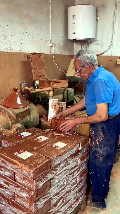 Antonio Naharro en su taller de Navarrete donde lleva más de seis décadas trabajando