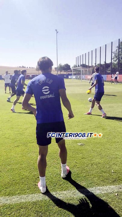 VIDEO FCIN1908 / Allenamento Inter, "Bella palla Ziello": Chivu carica Zielinski