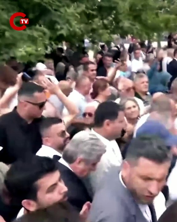 Özgür Özel'i desteklemeye gelenler cuma namazı öncesinde izdiham yaşattı