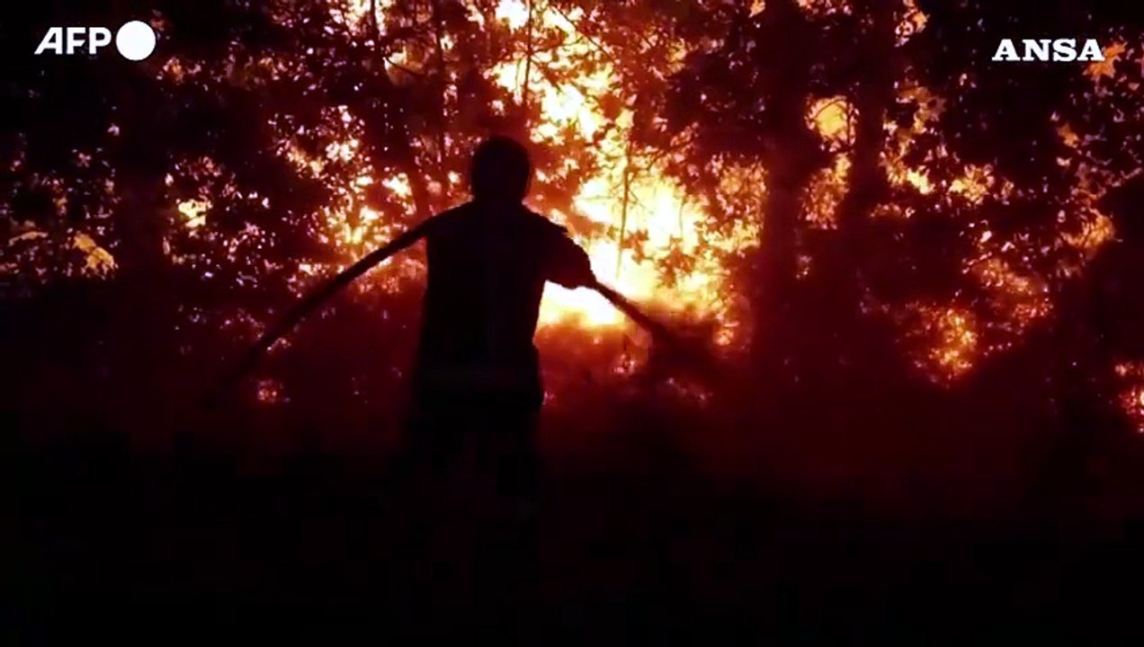 Maxi incendio devasta il sud-ovest della Francia, disposta l’evacuazione di Cap Ferret