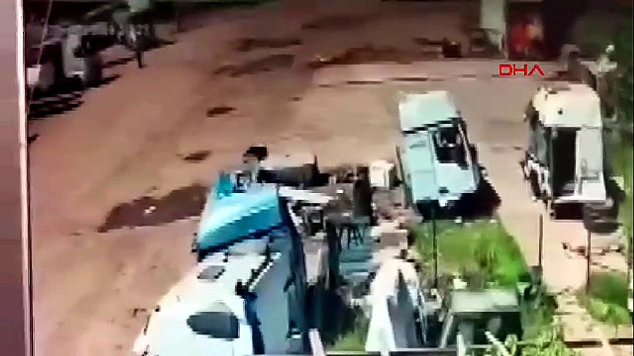 Başıboş köpeklerin saldırdığı çocuğu, ailesi kurtardı! Korku dolu anlar kamerada