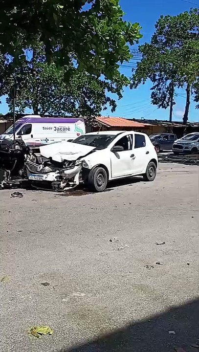 Perseguição a criminosos acaba com carro batido e sangue na via, na rua do Hospital Universitário