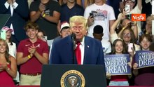 Parte Ymca al termine del comizio in Georgia e Trump balla la 'Trump dance'