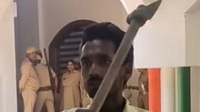कुल्हाड़ी लेकर कलेक्ट्रेट पहुंचा लड़का, भ्रष्टाचार के खिलाफ विरोध का वीडियो वायरल