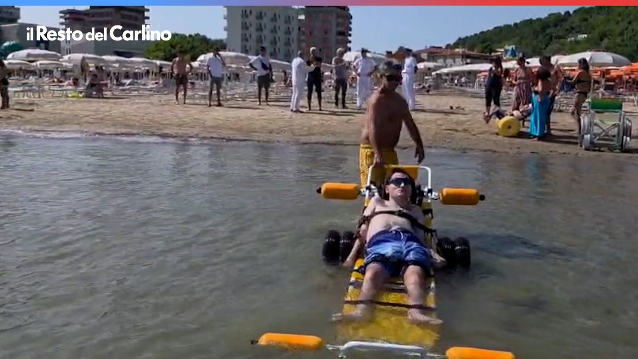 A Pesaro il lettino che galleggia e non si ribalta: video
