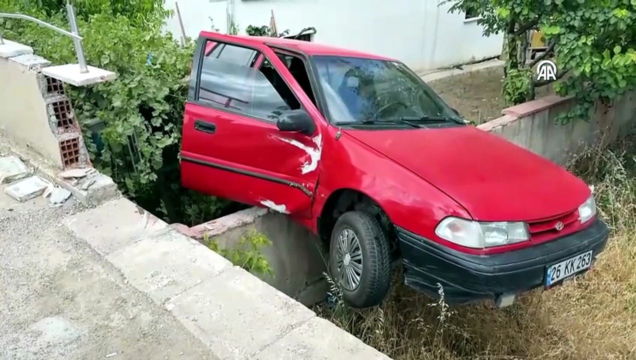 Eskişehir'de zeytinyağı dökülen yolda 2 otomobil hasarlı kaza yaptı