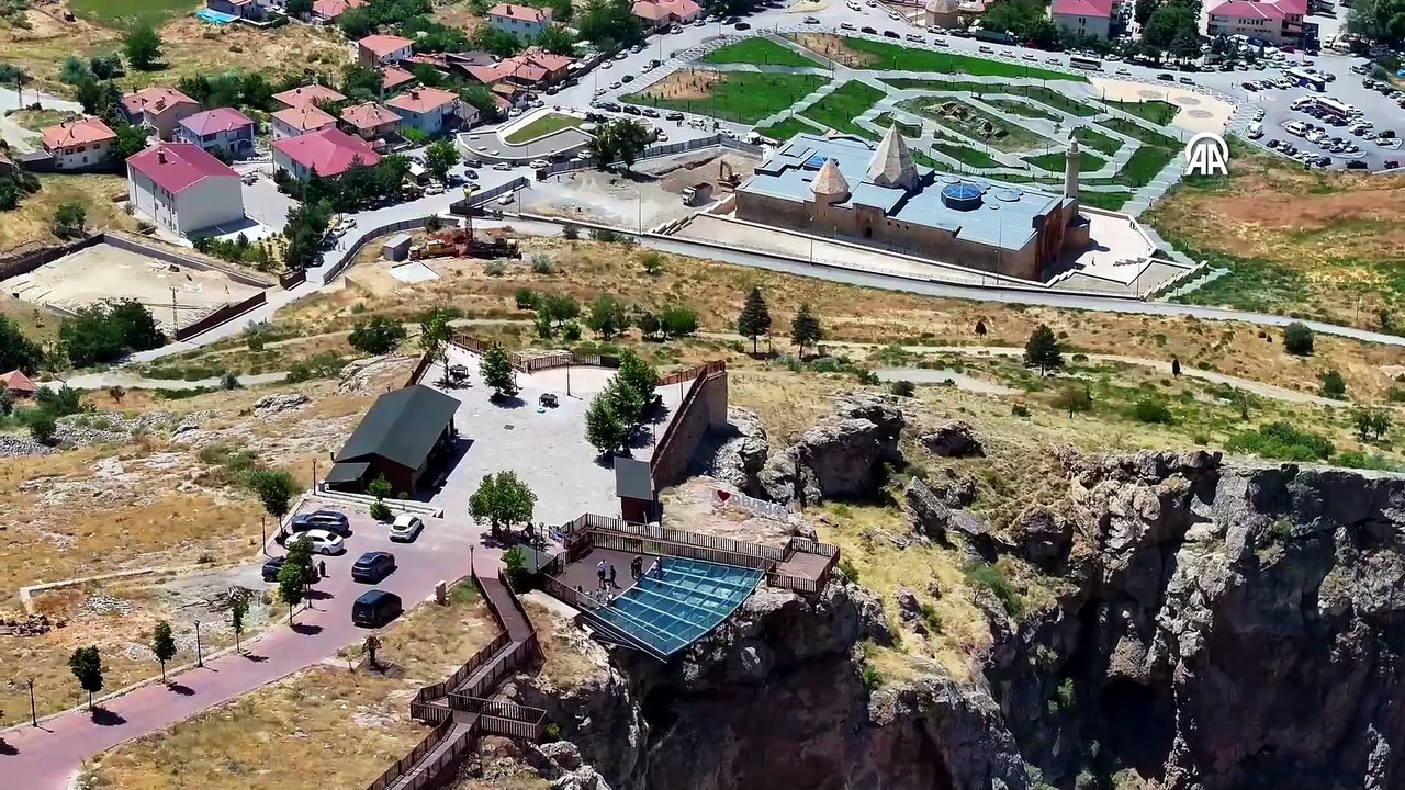 Çaltı Çayı'na karşı 200 metrede adrenalin: Divriği Cam Seyir Terası'nda nefes kesen deneyim