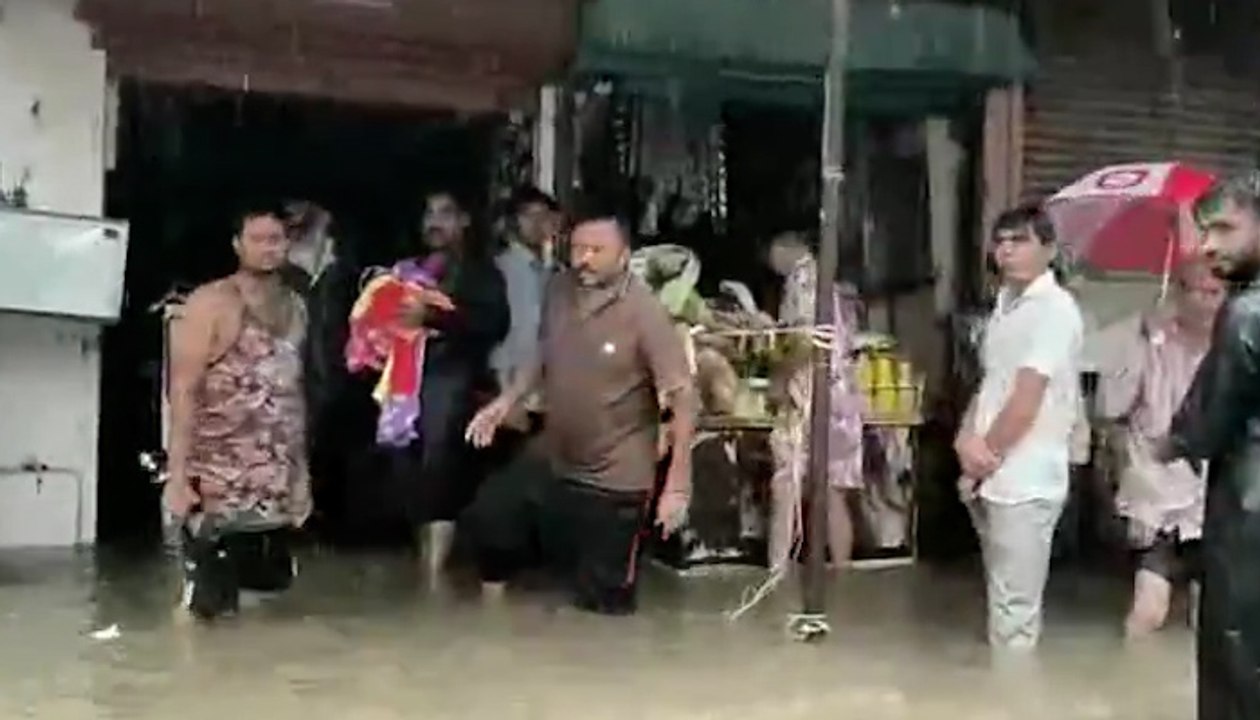 Gujarat Rains Flood Bhabhar Market, Shops Waterlogged | WATCH