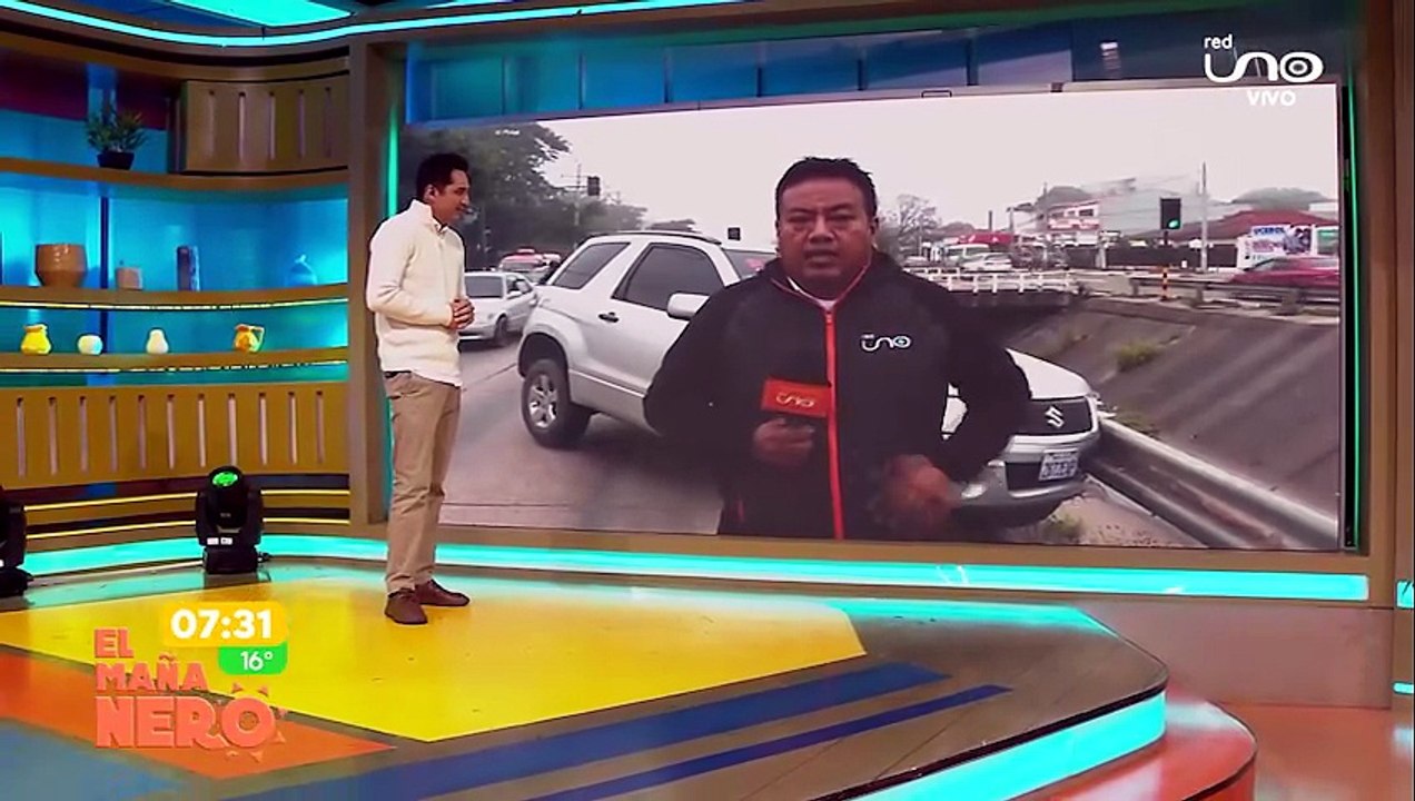 Vehículo chocó contra cordón