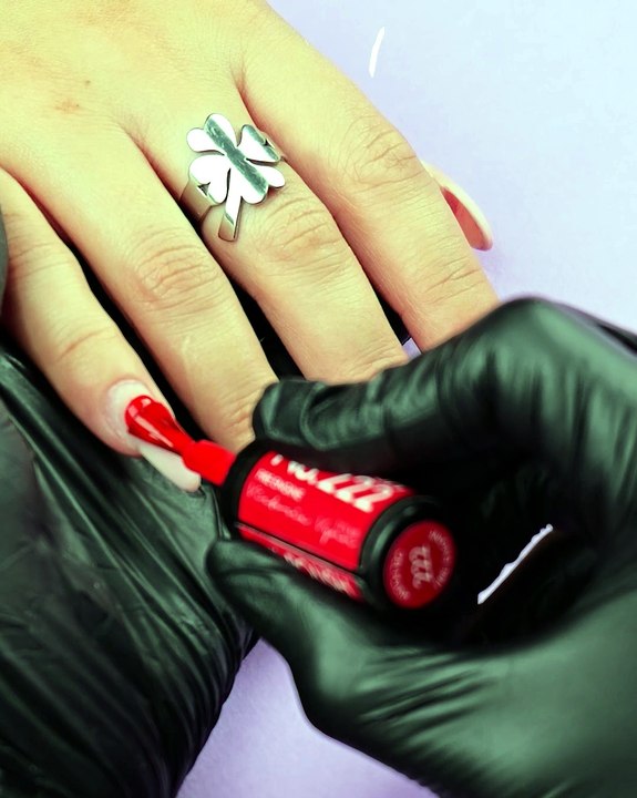 Red nails never fail to turn heads! 💅🏻