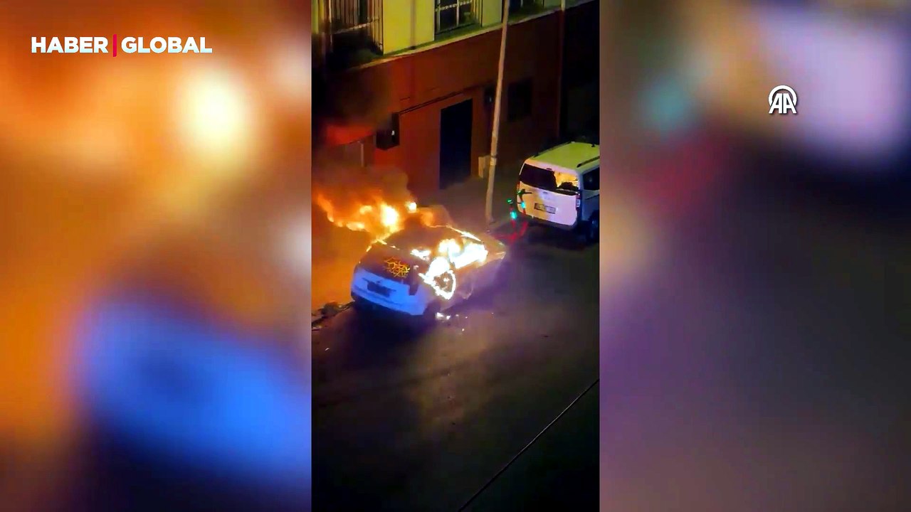 Fatih'te park halindeki otomobili tiner döküp yaktı