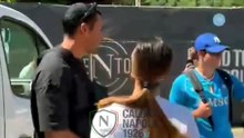 Cheddira è a Dimaro, grande accoglienza dei tifosi con selfie e autografi VIDEO