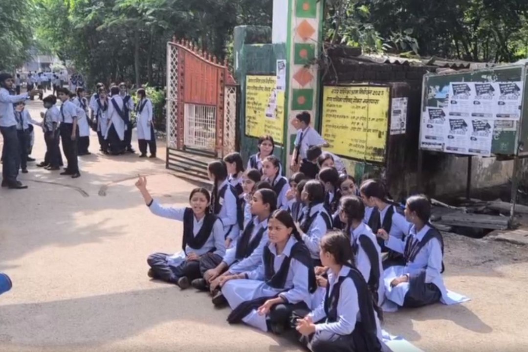 "फेल करने की धमकी देती हैं प्राचार्य" छात्राओं ने स्कूल गेट पर किया प्रदर्शन, Video Viral