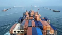 ¿Por qué los barcos de carga necesitan remolcadores para atracar?