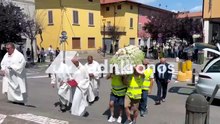 Bimba morta in piscina, chiesa gremita per l’arrivo del feretro di Alice