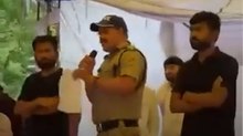 जंतर-मंतर पर कांस्टेबल ने उतारा पुलिस बैज, नौकरी छोड़ने का दावा