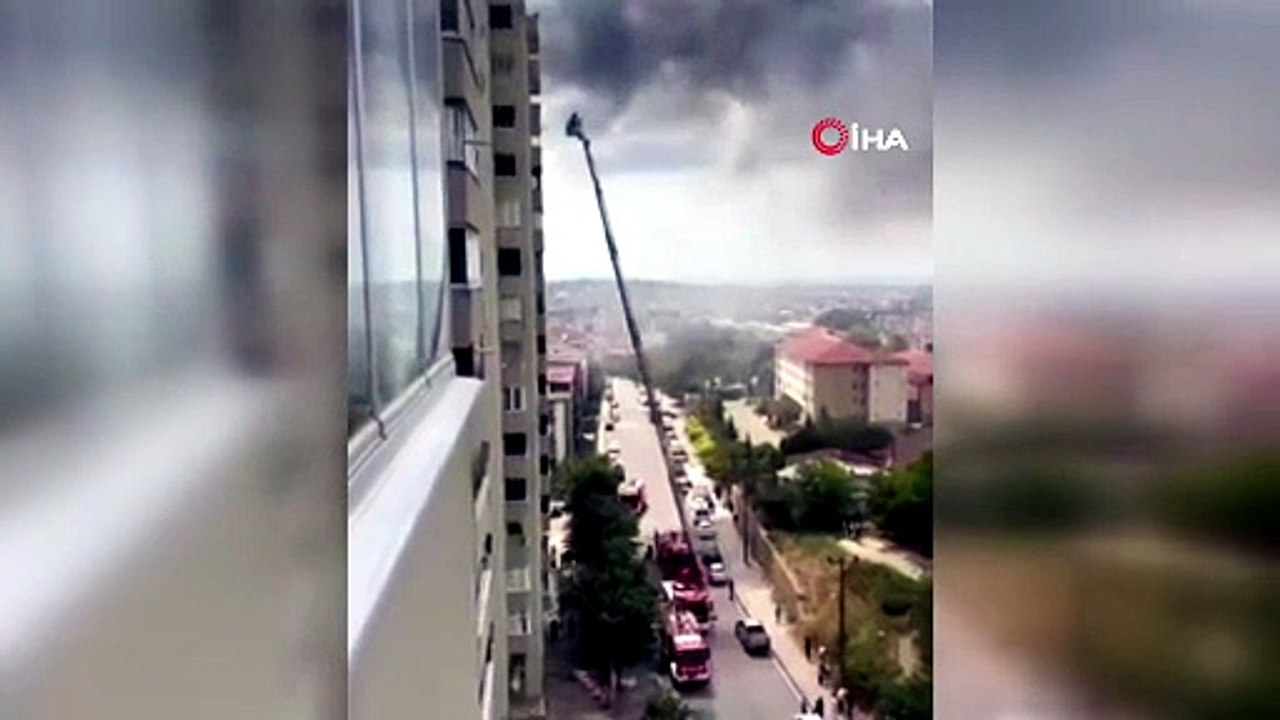 Gebze’de bina çatısı alevlere teslim oldu